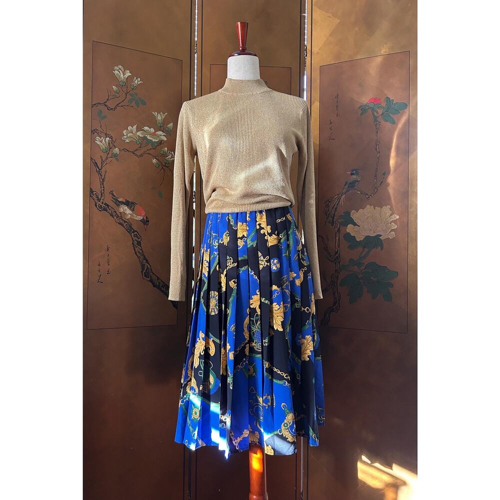 Vintage pleated skirt from Lucia with all over baroque pattern, size 8-10